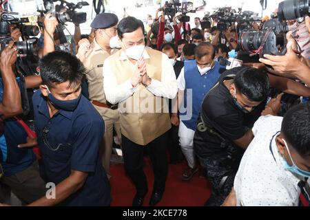 Assam Chiefministre Sarbananda Sonowal alonga avec le chef du BJP Himanta Biswa Sarmah est arrivé pour assister à la réunion du parti législatif à Guwahati (Inde) sur 9 mai,2021. (Photo par Anuwar Hazarika/NurPhoto) Banque D'Images