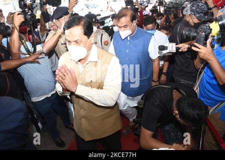 Assam Chiefministre Sarbananda Sonowal alonga avec le chef du BJP Himanta Biswa Sarmah est arrivé pour assister à la réunion du parti législatif à Guwahati (Inde) sur 9 mai,2021. (Photo par Anuwar Hazarika/NurPhoto) Banque D'Images