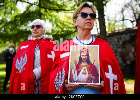 Des membres de l'intronisation de Jésus-Christ le roi de Pologne assistent à la cérémonie commémorant Saint-Stanislaus à l'église sur le Rocher de Cracovie, en Pologne, sur 9 mai 2021. Chaque année, le premier dimanche suivant 8 mai, une procession honorant Stanislaus de Szczepanow, un évêque et martyr polonais (1030-1079), marche dans les rues de Cracovie carring reliques des saints et bénis. Cette année, en raison de la pandémie du coronavirus, la procession a été annulée mais les fidèles peuvent assister à la Messe célébrée en plein air avec la participation de l'épiscopat polonais. (Photo de Beata Zawrzel/NurPhoto) Banque D'Images