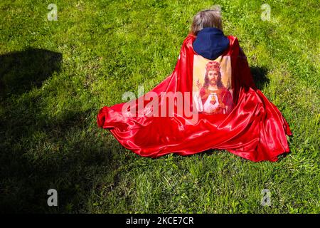 Des membres de l'intronisation de Jésus-Christ le roi de Pologne assistent à la cérémonie commémorant Saint-Stanislaus à l'église sur le Rocher de Cracovie, en Pologne, sur 9 mai 2021. Chaque année, le premier dimanche suivant 8 mai, une procession honorant Stanislaus de Szczepanow, un évêque et martyr polonais (1030-1079), marche dans les rues de Cracovie carring reliques des saints et bénis. Cette année, en raison de la pandémie du coronavirus, la procession a été annulée mais les fidèles peuvent assister à la Messe célébrée en plein air avec la participation de l'épiscopat polonais. (Photo de Beata Zawrzel/NurPhoto) Banque D'Images