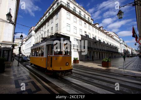 Un tramway vous permet de traverser les rues du quartier de Baixa, Lisbonne. 07 mai 2021. Le Portugal a ajouté, au cours des dernières 24 heures, plus de 406 nouveaux cas et deux décès liés à Covid-19, selon le bulletin épidémiologique DGS publié samedi. Cela représente une augmentation de 0,05 % des nouveaux cas d'infection et une variation de 0,01 % des décès. (Photo par Jorge Mantilla/NurPhoto) Banque D'Images