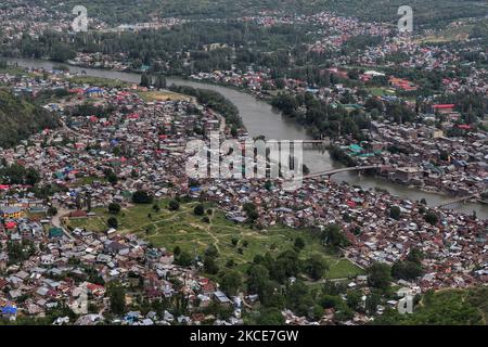 Vue aérienne de la ville de Baramulla pendant COVID-19 couvre-feu de Corona à Baramulla, Jammu-et-Cachemire, Inde, le 09 mai 2021. Alors que les affaires COVID-19 continuent à augmenter, l'administration a imposé un couvre-feu strict à travers le Jammu-et-Cachemire UT afin d'arrêter la propagation du coronavirus. (Photo de Nasir Kachroo/NurPhoto) Banque D'Images