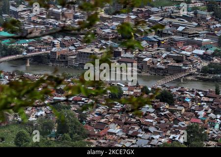 Vue aérienne de la ville de Baramulla pendant COVID-19 couvre-feu de Corona à Baramulla, Jammu-et-Cachemire, Inde, le 09 mai 2021. Alors que les affaires COVID-19 continuent à augmenter, l'administration a imposé un couvre-feu strict à travers le Jammu-et-Cachemire UT afin d'arrêter la propagation du coronavirus. (Photo de Nasir Kachroo/NurPhoto) Banque D'Images