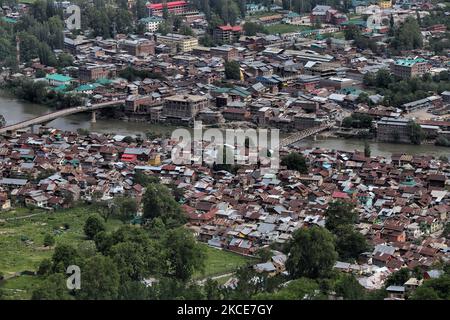 Vue aérienne de la ville de Baramulla comme véhicule de sécurité est vu sur un pont pour arrêter le mouvement des personnes pendant COVID-19 Corona couvre-feu à Baramulla, Jammu et Cachemire, Inde, le 09 mai 2021. Alors que les affaires COVID-19 continuent à augmenter, l'administration a imposé un couvre-feu strict à travers le Jammu-et-Cachemire UT afin d'arrêter la propagation du coronavirus. (Photo de Nasir Kachroo/NurPhoto) Banque D'Images