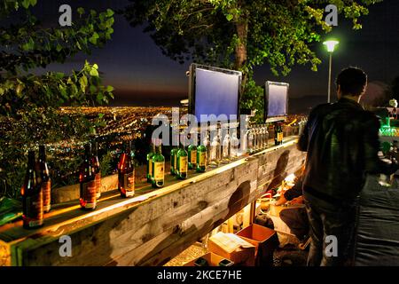 Les barmans ont installé un bar avec musique et danse pour une soirée exclusive qui se déroule à la base de la statue de 14m haut de la Virgen de la Inmaculada Concepcion (Vierge Marie) au sommet du Cerro San Cristobal à Santiago, au Chili. (Photo de Creative Touch Imaging Ltd./NurPhoto) Banque D'Images