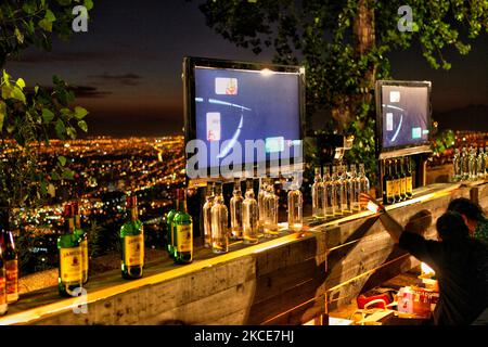 Les barmans ont installé un bar avec musique et danse pour une soirée exclusive qui se déroule à la base de la statue de 14m haut de la Virgen de la Inmaculada Concepcion (Vierge Marie) au sommet du Cerro San Cristobal à Santiago, au Chili. (Photo de Creative Touch Imaging Ltd./NurPhoto) Banque D'Images