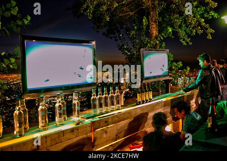 Les barmans ont installé un bar avec musique et danse pour une soirée exclusive qui se déroule à la base de la statue de 14m haut de la Virgen de la Inmaculada Concepcion (Vierge Marie) au sommet du Cerro San Cristobal à Santiago, au Chili. (Photo de Creative Touch Imaging Ltd./NurPhoto) Banque D'Images