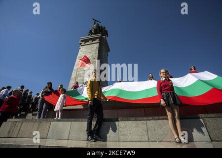 Sur 9 mai 2021, les gens ont déposé des couronnes et des fleurs au monument de l'armée soviétique à Sofia, en Bulgarie. Le jour de la victoire, le 09 mai 2021, a marqué le 76RD anniversaire de la capitulation de l'Allemagne nazie en 1945. (Photo de Hristo Vladev/NurPhoto) Banque D'Images