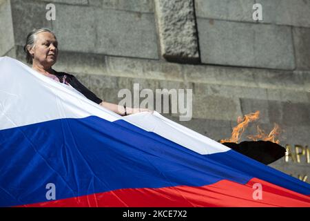 Sur 9 mai 2021, les gens ont déposé des couronnes et des fleurs au monument de l'armée soviétique à Sofia, en Bulgarie. Le jour de la victoire, le 09 mai 2021, a marqué le 76RD anniversaire de la capitulation de l'Allemagne nazie en 1945. (Photo de Hristo Vladev/NurPhoto) Banque D'Images