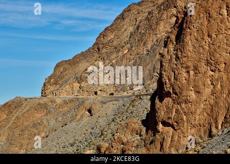 Route traversant les Gorges de Ziz dans la vallée de Ziz des montagnes du Haut Atlas au Maroc, en Afrique. Les Gorges de Ziz sont une série de gorges au Maroc sur le cours supérieur de la rivière Ziz. Depuis des siècles, les gorges font partie d'une route traditionnelle de commerce de caravanes entre les colonies du Sahara septentrional. Au 1st siècle, le général romain Gaius Suetonius Paulinus les traverse tout en dirigeant les troupes à travers les montagnes de l'Atlas. (Photo de Creative Touch Imaging Ltd./NurPhoto) Banque D'Images