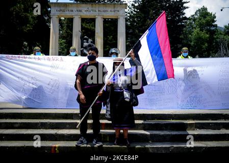 Le peuple autochtone du peuple Misak, après avoir démoli la statue de Gonzalo Jiménez de Quesada en tant qu'action de résistance au milieu de la grève nationale, a effectué une marche pacifique au nord de la ville, à Bogota, en Colombie, sur 7 mai 2021. (Photo par Vannessa Jimenez G/NurPhoto) Banque D'Images