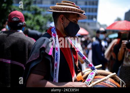 Le peuple autochtone du peuple Misak, après avoir démoli la statue de Gonzalo Jiménez de Quesada en tant qu'action de résistance au milieu de la grève nationale, a effectué une marche pacifique au nord de la ville, à Bogota, en Colombie, sur 7 mai 2021. (Photo par Vannessa Jimenez G/NurPhoto) Banque D'Images