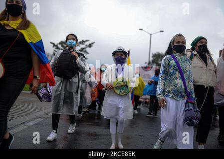 Un groupe de mères qui ont perdu leurs enfants au milieu de la guerre, mènent une marche massive accompagnée de centaines d'hommes et de femmes de tous âges dans un jour pacifique dans le cadre de la grève nationale qui a lieu dans tout le pays, à Bogota, en Colombie, Sur 8 mai 2021. (Photo par Vannessa Jimenez G/NurPhoto) Banque D'Images