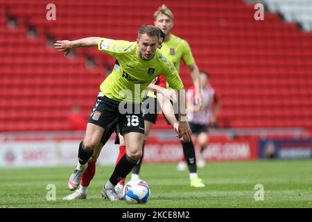 Bryn Morris de Northampton Town en action avec Jordan Jones de Sunderland lors du match Sky Bet League 1 entre Sunderland et Northampton Town au stade de Light, Sunderland, Royaume-Uni, le 9th mai 2021. (Photo de Mark Fletcher/MI News/NurPhoto) Banque D'Images