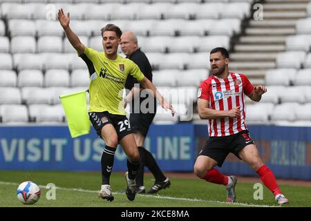 Danny Rose de Northampton Town et Bailey Wright de Sunderland lors du match Sky Bet League 1 entre Sunderland et Northampton Town au stade de Light, Sunderland, Royaume-Uni, le 9th mai 2021. (Photo de Mark Fletcher/MI News/NurPhoto) Banque D'Images