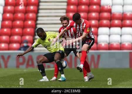 Mark Marshall, de Northampton Town, combat avec Jordan Jones de Sunderland lors du match Sky Bet League 1 entre Sunderland et Northampton Town au stade de Light, Sunderland, Royaume-Uni, le 9th mai 2021. (Photo de Mark Fletcher/MI News/NurPhoto) Banque D'Images