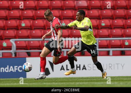 Jack Diamond de Sunderland en action avec Mickel Miller de Northampton Town lors du match Sky Bet League 1 entre Sunderland et Northampton Town au stade de Light, Sunderland, Royaume-Uni, le 9th mai 2021. (Photo de Mark Fletcher/MI News/NurPhoto) Banque D'Images