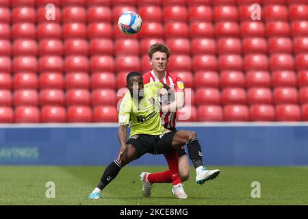 Mark Marshall de Northampton Town en action avec Denver Hume de Sunderland lors du match Sky Bet League 1 entre Sunderland et Northampton Town au stade de Light, Sunderland, Royaume-Uni, le 9th mai 2021. (Photo de Mark Fletcher/MI News/NurPhoto) Banque D'Images