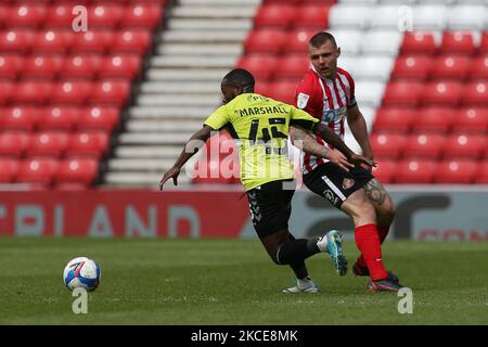 Max Power of Sunderland en action avec Mark Marshall de Northampton Town lors du match Sky Bet League 1 entre Sunderland et Northampton Town au stade de Light, Sunderland, Royaume-Uni, le 9th mai 2021. (Photo de Mark Fletcher/MI News/NurPhoto) Banque D'Images