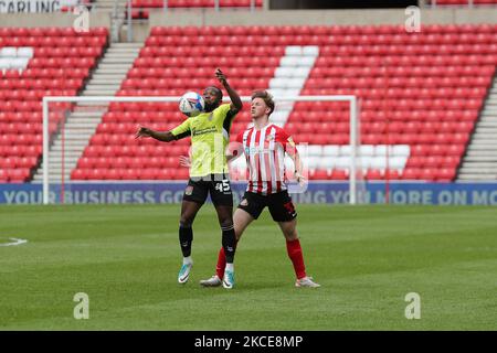 Mark Marshall de Northampton Town en action avec Denver Hume de Sunderland lors du match Sky Bet League 1 entre Sunderland et Northampton Town au stade de Light, Sunderland, Royaume-Uni, le 9th mai 2021. (Photo de Mark Fletcher/MI News/NurPhoto) Banque D'Images