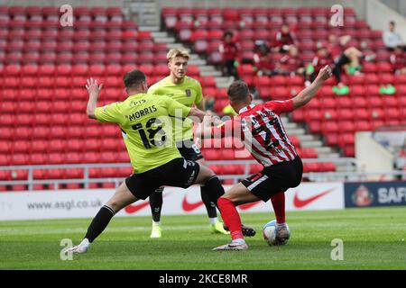 Jack Diamond de Sunderland en action avec Bryn Morris lors du match Sky Bet League 1 entre Sunderland et Northampton Town au stade de Light, Sunderland, Royaume-Uni, le 9th mai 2021. (Photo de Mark Fletcher/MI News/NurPhoto) Banque D'Images