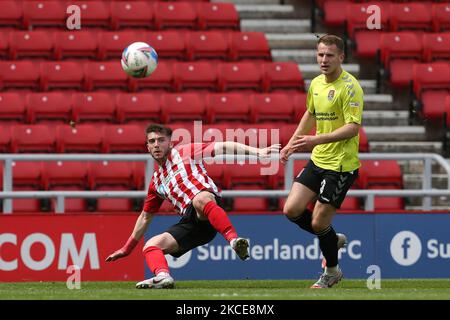 Lynden Gooch, de Sunderland, traverse le ballon dans la zone de pénalité lors du match Sky Bet League 1 entre Sunderland et Northampton Town au stade de Light, Sunderland, Royaume-Uni, le 9th mai 2021. (Photo de Mark Fletcher/MI News/NurPhoto) Banque D'Images