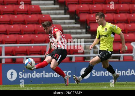 Lynden Gooch, de Sunderland, traverse le ballon dans la zone de pénalité lors du match Sky Bet League 1 entre Sunderland et Northampton Town au stade de Light, Sunderland, Royaume-Uni, le 9th mai 2021. (Photo de Mark Fletcher/MI News/NurPhoto) Banque D'Images