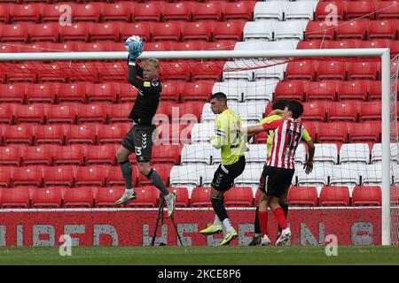 Jonathan Mitchell de Northampton Town revendique une croix lors du match Sky Bet League 1 entre Sunderland et Northampton Town au stade de Light, Sunderland, Royaume-Uni, le 9th mai 2021. (Photo de Mark Fletcher/MI News/NurPhoto) Banque D'Images