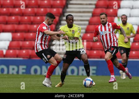 Jordan Jones de Sunderland en action avec Mickel Miller de Northampton Town lors du match Sky Bet League 1 entre Sunderland et Northampton Town au stade de Light, Sunderland, Royaume-Uni, le 9th mai 2021. (Photo de Mark Fletcher/MI News/NurPhoto) Banque D'Images