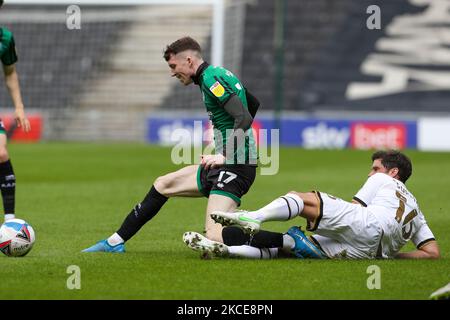 La subvention de la Conor de Rochdale est rachetée par les dons Andrew Surman de Milton Keynes lors de la première moitié du match de la Sky Bet League One entre MK Dons et Rochdale au stade MK, Milton Keynes, Royaume-Uni, le 9th mai 2021. (Photo de John Cripps/MI News/NurPhoto) Banque D'Images