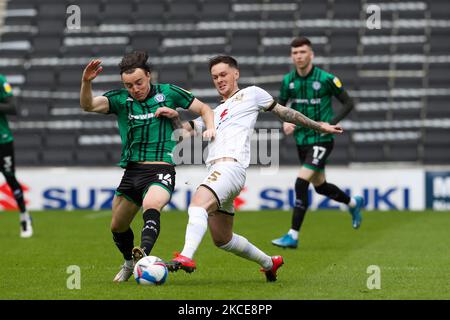 L'Ollie Rathbone de Rochdale est défiée par les professeurs de Milton Keynes Josh McEachran lors de la première moitié de la Sky Bet League One match entre les professeurs MK et Rochdale au stade MK, Milton Keynes, Royaume-Uni, le 9th mai 2021. (Photo de John Cripps/MI News/NurPhoto) Banque D'Images