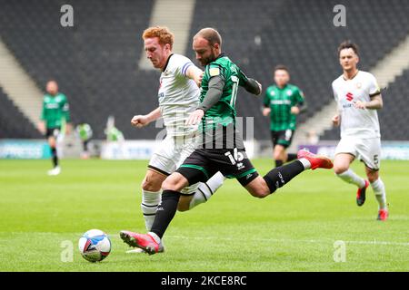 Matt Done de Rochdale est contesté par Dean Lewington, capitaine des doons de Milton Keynes, lors de la première moitié du match de la Sky Bet League One entre MK Dons et Rochdale au stade MK, Milton Keynes, Royaume-Uni, le 9th mai 2021. (Photo de John Cripps/MI News/NurPhoto) Banque D'Images