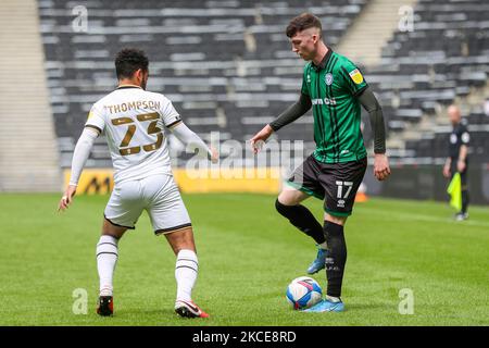 La subvention de la Conor de Rochdale est remise en cause par les dons de Milton Keynes Louis Thompson lors de la première moitié du match de la Sky Bet League One entre les dons de MK et Rochdale au stade MK, Milton Keynes, Royaume-Uni, le 9th mai 2021. (Photo de John Cripps/MI News/NurPhoto) Banque D'Images