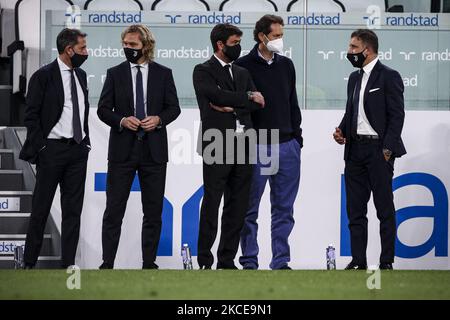 Le directeur de Juventus Fabio Paratici, le vice-président de Juventus Pavel Nedved, le président de Juventus Andrea Agnelli, le président de l'Exor John Philip Elkann et le directeur de Juventus Federico Cherubini regardent pendant le match de football de la série A n.35 JUVENTUS - MILAN on 09 mai 2021 au stade Allianz de Turin, Piémont, Italie. Résultat final: Juventus-Milan 0-3. Les stades sportifs autour de l'Italie restent soumis à des restrictions strictes en raison de la pandémie du coronavirus, car les lois de distanciation sociale du gouvernement interdisent aux fans à l'intérieur des lieux, ce qui entraîne le jeu derrière des portes fermées. (Photo de Matteo Bottanelli/NurPhoto) Banque D'Images