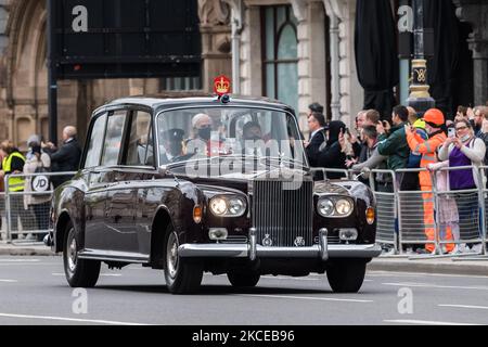 LONDRES, ROYAUME-UNI - 11 MAI 2021 : la Couronne impériale d'État est conduite en voiture à la Chambre des Lords pour le discours de la Reine et l'ouverture du Parlement par l'État, le 11 mai 2021 à Londres, en Angleterre. Dans le discours, la Reine décrira le programme législatif du gouvernement pour la nouvelle session du Parlement, la cérémonie étant réduite cette année en raison des restrictions de Covid. (Photo de Wiktor Szymanowicz/NurPhoto) Banque D'Images