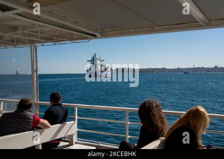 Les gens voyagent en ferry à Istanbul, Turquie vu sur 7 mai 2021. Le gouvernement a imposé un couvre-feu de 19 jours qui a commencé sur 29 avril et se terminera sur 17 mai, à la fin du ramadan, fête sainte. Les touristes sont exclus des restrictions et sont autorisés à voyager dans la ville. Les restaurants et les cafés fournissent uniquement des services de livraison et de plats à emporter tout au long du confinement. ( (Photo par Erhan Demirtas/NurPhoto) Banque D'Images