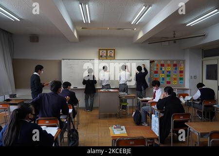 Des photos de Kim il Sung et de Kim Jong il sont accrochées au mur alors que les élèves résolvent des quiz de mathématiques sur un tableau blanc dans une classe de mathématiques à l'école coréenne d'Hiroshima sur 9 mai 2021 à Hiroshima, au Japon. L'école dispense des cours de maternelle à secondaire aux descendants coréens du Japon, dont la famille a quitté la péninsule coréenne pendant la domination coloniale japonaise de 1910 à 1945. La République populaire démocratique de Corée a établi des liens et reste influente dans son enseignement supérieur. La plupart des 48 préfectures du Japon ont des écoles coréennes. (Photo de Jinhee Lee/NurPhoto) Banque D'Images