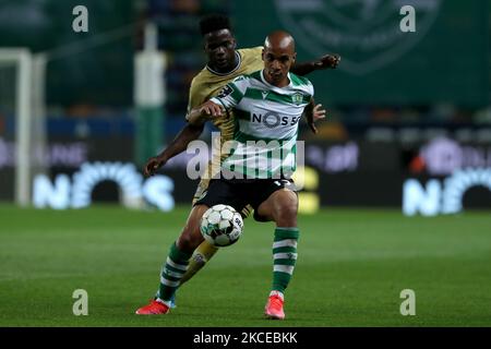 Joao Mario de Sporting CP (R ) vies avec spectacle de Boavista FC pendant le match de football de la Ligue portugaise entre Sporting CP et Boavista FC au stade José Alvalade à Lisbonne, Portugal sur 11 mai 2021. (Photo par Pedro Fiúza/NurPhoto) Banque D'Images