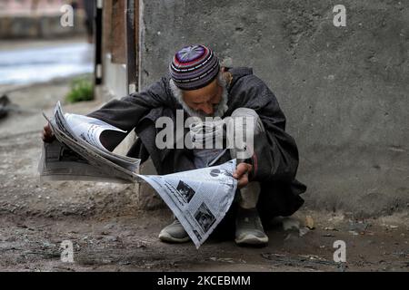 Un homme lisant un journal devant un hôpital à Sopore, district de Baramulla, Jammu-et-Cachemire, Inde, le 11 mai 2021. Une forte ruée a été observée sur les marchés, même après que les autorités aient mis des restrictions en raison de l'augmentation des cas de coronavirus COVID-19 dans le territoire de l'Union. (Photo de Nasir Kachroo/NurPhoto) Banque D'Images