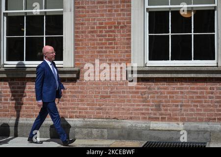 Stephen Donnelly, ministre irlandais de la Santé, part après avoir parlé aux médias du plan d'action stratégique pour une Irlande saine après la réunion du cabinet d'aujourd'hui au château de Dublin. Le mardi 11 mai 2021, à Dublin, Irlande. (Photo par Artur Widak/NurPhoto) Banque D'Images