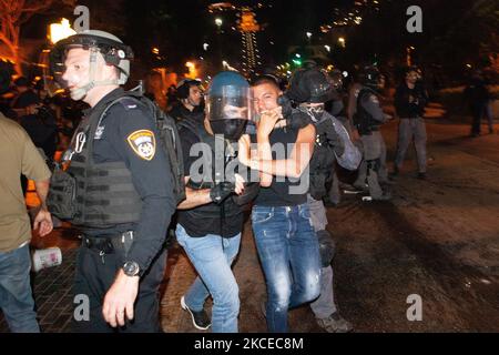 La police israélienne a violemment dispersé une protestation palestinienne contre les actions israéliennes à Jérusalem et dans la bande de Gaza, dans la ville côtière du nord de Haïfa, le mardi 11 mai 2021. (Photo de Mati Milstein/NurPhoto) Banque D'Images