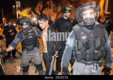 La police israélienne a violemment dispersé une protestation palestinienne contre les actions israéliennes à Jérusalem et dans la bande de Gaza, dans la ville côtière du nord de Haïfa, le mardi 11 mai 2021. (Photo de Mati Milstein/NurPhoto) Banque D'Images