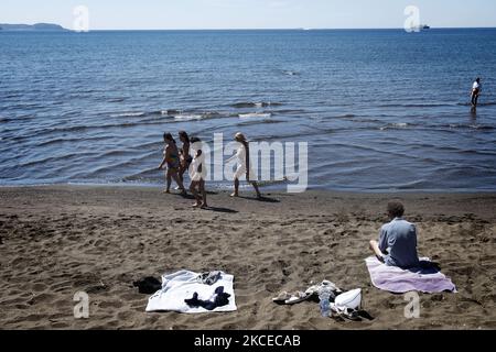 Les touristes apprécient la journée ensoleillée à la plage de l'île de Procida. Procida, une petite île près de Naples, est la première île libre de Covid en Italie, puisque toute la population a reçu la vaccination. En outre, l'île a été nommée capitale italienne de la culture 2022, Procida, 10th mai 2021. (Photo de Francesco Boscarol/NurPhoto) Banque D'Images