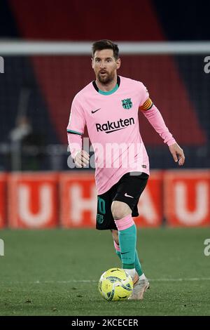 Lionel Messi de Barcelone court avec le ballon pendant le match de la Liga Santander entre Levante UD et FC Barcelone au stade Ciutat de Valence sur 11 mai 2021 à Valence, Espagne. Les stades sportifs dans toute l'Espagne restent soumis à des restrictions strictes en raison de la pandémie du coronavirus, car les lois de distanciation sociale du gouvernement interdisent aux fans à l'intérieur des lieux, ce qui entraîne le jeu derrière des portes fermées. (Photo de Jose Breton/Pics action/NurPhoto) Banque D'Images