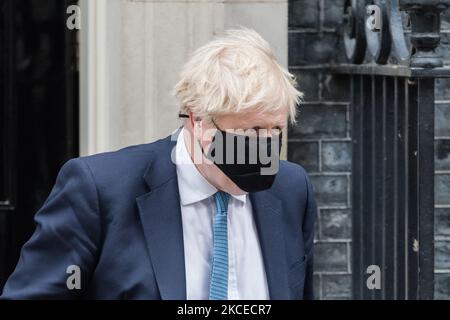 LONDRES, ROYAUME-UNI - le 12 MAI 2021 : le Premier ministre britannique Boris Johnson quitte 10 Downing Street pour que la Chambre des communes mette à jour les députés sur Covid-19 et lève les restrictions en Angleterre avant le débat du deuxième jour sur le discours de la Reine, le 12 mai 2021 à Londres, en Angleterre. (Photo de Wiktor Szymanowicz/NurPhoto) Banque D'Images