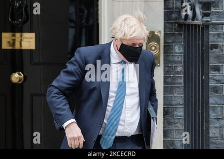 LONDRES, ROYAUME-UNI - le 12 MAI 2021 : le Premier ministre britannique Boris Johnson quitte 10 Downing Street pour que la Chambre des communes mette à jour les députés sur Covid-19 et lève les restrictions en Angleterre avant le débat du deuxième jour sur le discours de la Reine, le 12 mai 2021 à Londres, en Angleterre. (Photo de Wiktor Szymanowicz/NurPhoto) Banque D'Images