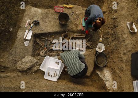 Les archéologues médico-légaux travaillent au nettoyage et à l'exhumation de trois corps trouvés dans une tombe commune de 12 mai 2021 à Viznar (Grenade), Espagne. Une équipe interdisciplinaire dirigée par l'Université de Grenade (UGR) travaille dans l'excavation de charniers dans le Barranco de Viznar où ils ont localisé les premiers restes humains des victimes de la guerre civile espagnole et dictent le régime de Francisco Franco daté entre 1936 et 1939. (Photo par Álex Cámara/NurPhoto) Banque D'Images