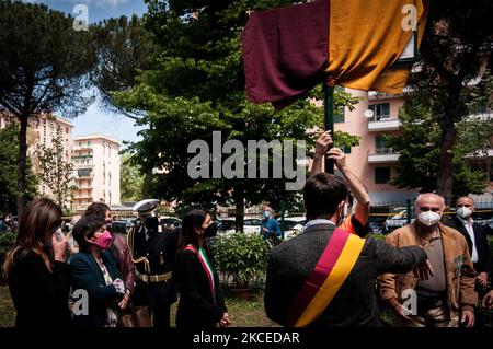 Le maire de Rome, Virginia Raggi Virginia, Amedeo Ciaccheri et Roberto Colasanti lors de la cérémonie d'inauguration du parc à la mémoire de Donatella Colasanti dans son quartier, San Paolo. Près de 46 ans après le massacre de Circeo, dont elle a été la seule survivante et qui a marqué sa vie pour toujours, son frère Roberto a dévoilé la plaque - Donatella Colasanti, combattant pour la justice - dans le parc de la ville entre Viale Giustiniano Imperatore et via della Villa di Lucina. Sur 12 mai 2021 à Rome, Italie (photo par Andrea Ronchini/NurPhoto) Banque D'Images