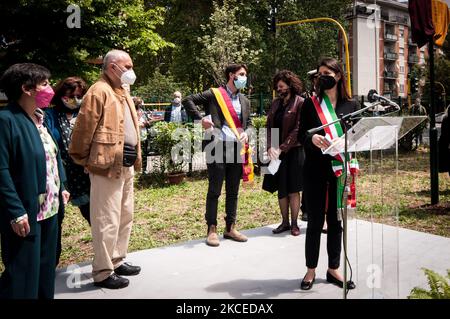 Le maire de Rome, Virginia Raggi Virginia, Amedeo Ciaccheri et Roberto Colasanti lors de la cérémonie d'inauguration du parc à la mémoire de Donatella Colasanti dans son quartier, San Paolo. Près de 46 ans après le massacre de Circeo, dont elle a été la seule survivante et qui a marqué sa vie pour toujours, son frère Roberto a dévoilé la plaque - Donatella Colasanti, combattant pour la justice - dans le parc de la ville entre Viale Giustiniano Imperatore et via della Villa di Lucina. Sur 12 mai 2021 à Rome, Italie (photo par Andrea Ronchini/NurPhoto) Banque D'Images