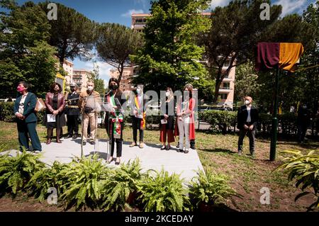 Le maire de Rome, Virginia Raggi Virginia, Amedeo Ciaccheri et Roberto Colasanti lors de la cérémonie d'inauguration du parc à la mémoire de Donatella Colasanti dans son quartier, San Paolo. Près de 46 ans après le massacre de Circeo, dont elle a été la seule survivante et qui a marqué sa vie pour toujours, son frère Roberto a dévoilé la plaque - Donatella Colasanti, combattant pour la justice - dans le parc de la ville entre Viale Giustiniano Imperatore et via della Villa di Lucina. Sur 12 mai 2021 à Rome, Italie (photo par Andrea Ronchini/NurPhoto) Banque D'Images